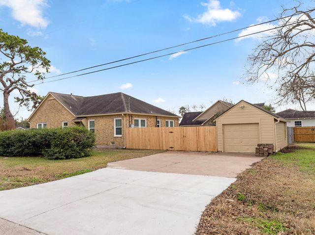 2500 Avenue E, Bay City, TX 77414