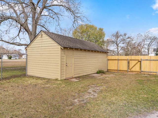 2500 Avenue E, Bay City, TX 77414