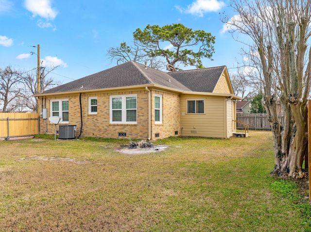 2500 Avenue E, Bay City, TX 77414