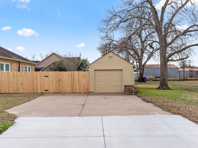 2500 Avenue E, Bay City, TX 77414