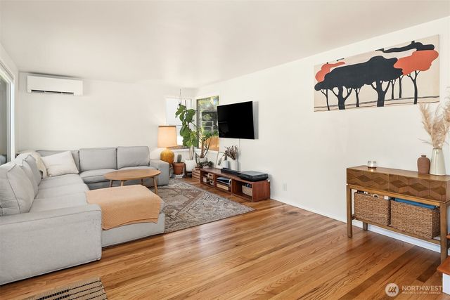 7439 S 116th Place, Seattle, WA 98178