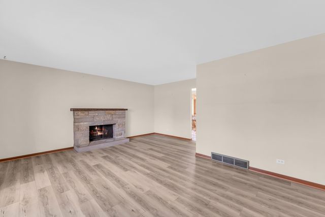 3303 Vermont Road, Woodstock, IL 60098