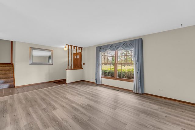 3303 Vermont Road, Woodstock, IL 60098