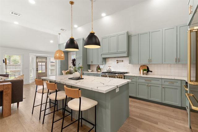 14 Lush Meadow Place, The Woodlands, TX 77381