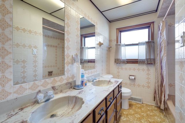 702 Willow Drive, Chicago Heights, IL 60411