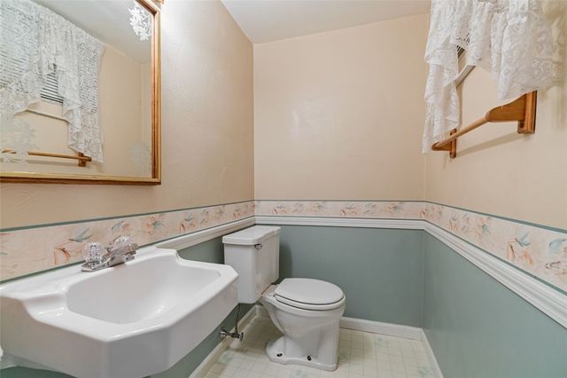 4052 Crestwood Dr, West Deer, PA 15044