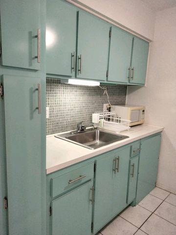 815 SW 10th Terrace 17V, Hallandale Beach, FL 33009