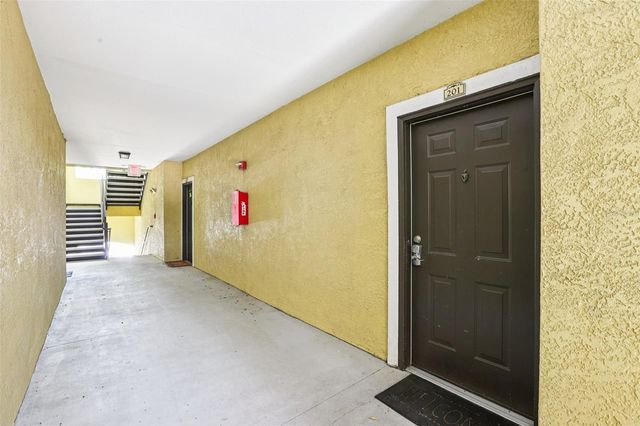 10125 COURTNEY PALMS BOULEVARD 201, Tampa, FL 33619