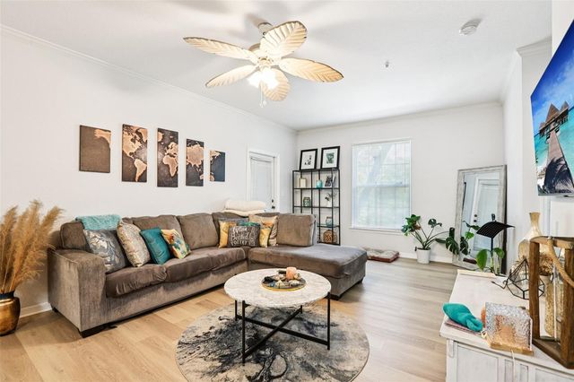 10125 COURTNEY PALMS BOULEVARD 201, Tampa, FL 33619