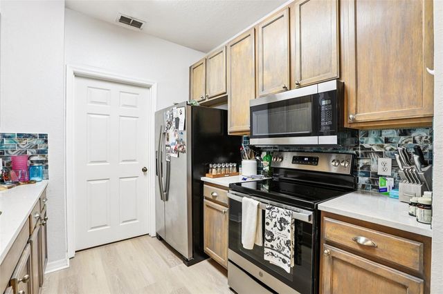 10125 COURTNEY PALMS BOULEVARD 201, Tampa, FL 33619