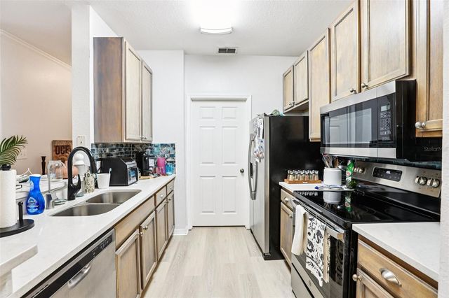 10125 COURTNEY PALMS BOULEVARD 201, Tampa, FL 33619