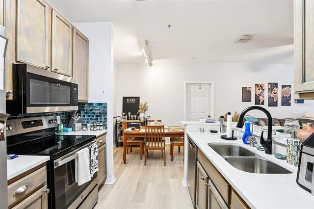 10125 COURTNEY PALMS BOULEVARD 201, Tampa, FL 33619