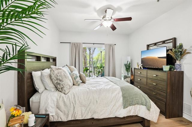 10125 COURTNEY PALMS BOULEVARD 201, Tampa, FL 33619