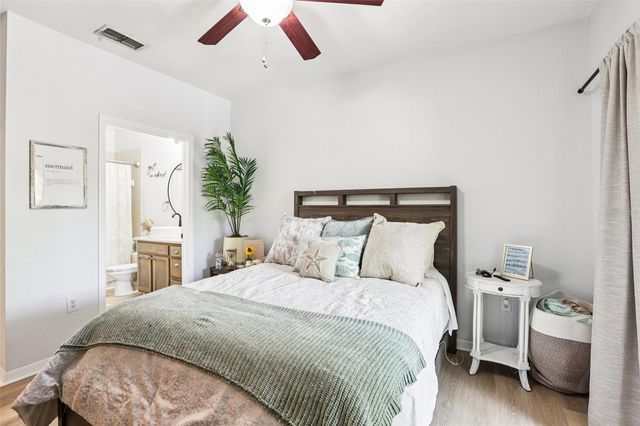 10125 COURTNEY PALMS BOULEVARD 201, Tampa, FL 33619