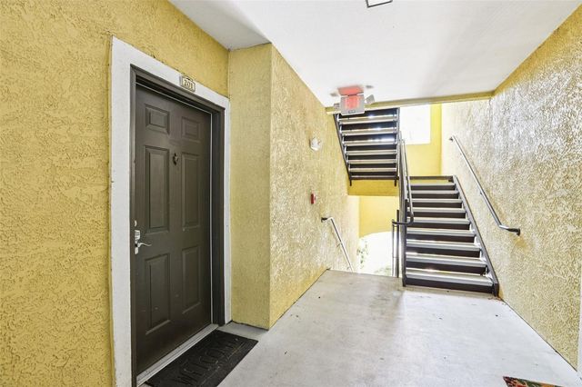 10125 COURTNEY PALMS BOULEVARD 201, Tampa, FL 33619