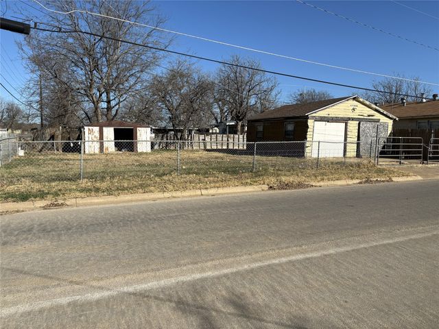 500 N Victory Street, Graham, TX 76450