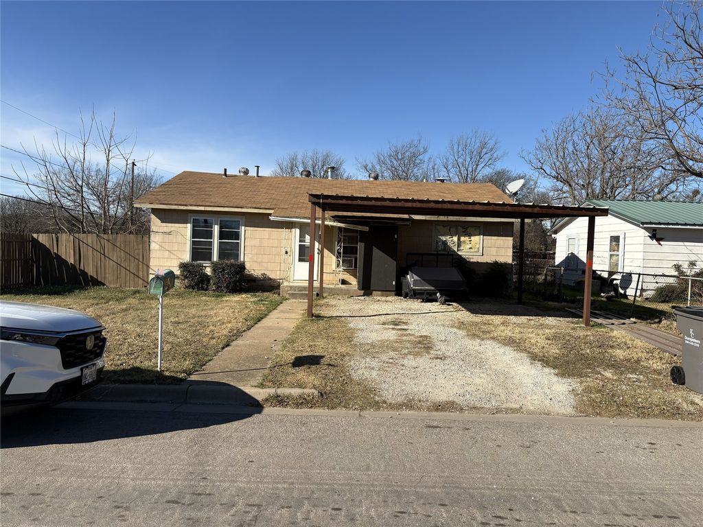 500 N Victory Street, Graham, TX 76450