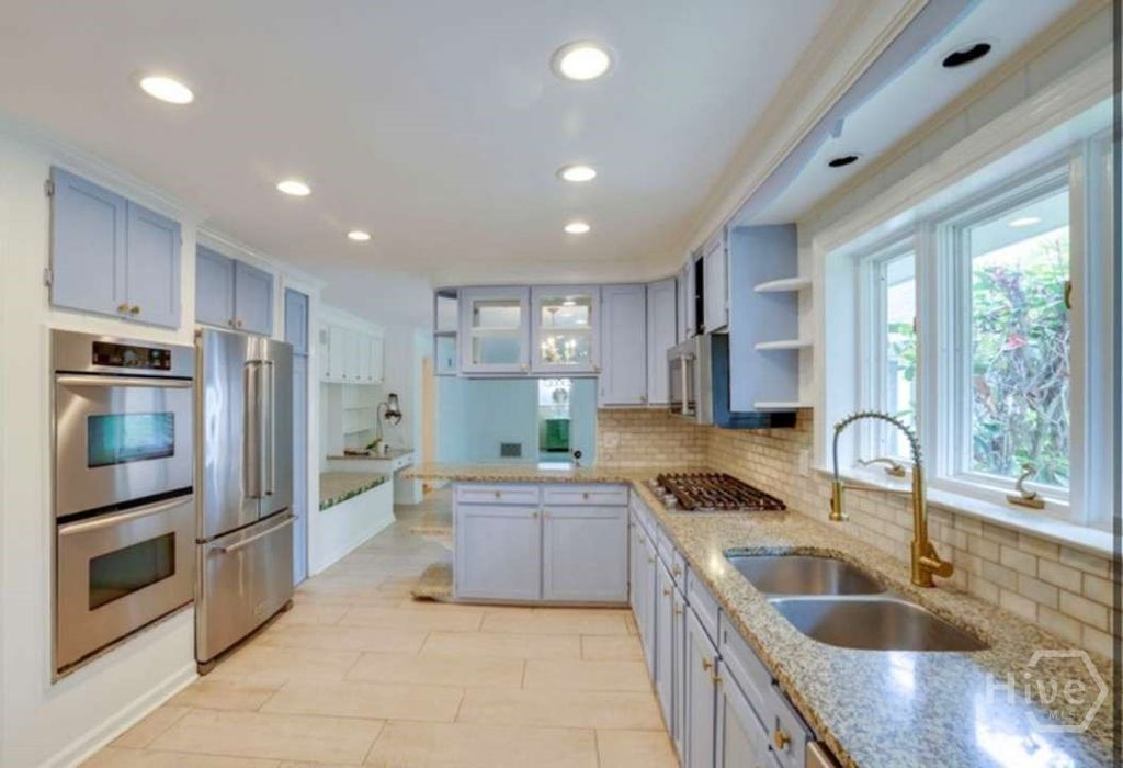 Image 10 of property listing at 5 Reynolds Circle, Savannah, GA 31405