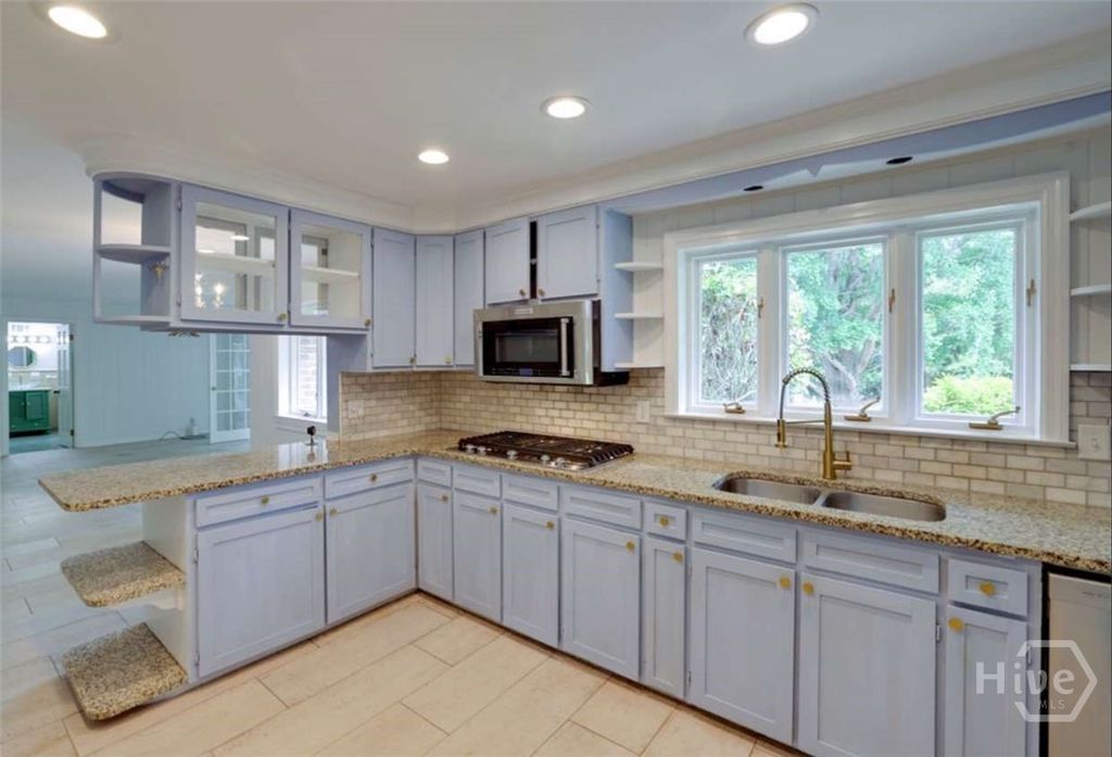 Image 11 of property listing at 5 Reynolds Circle, Savannah, GA 31405