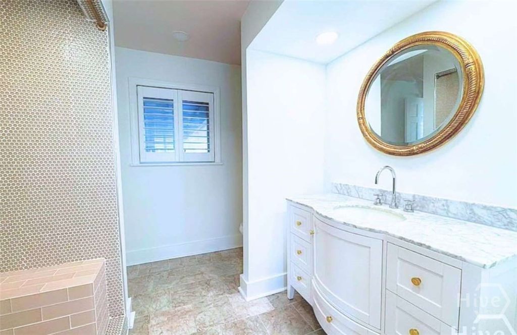 Image 16 of property listing at 5 Reynolds Circle, Savannah, GA 31405
