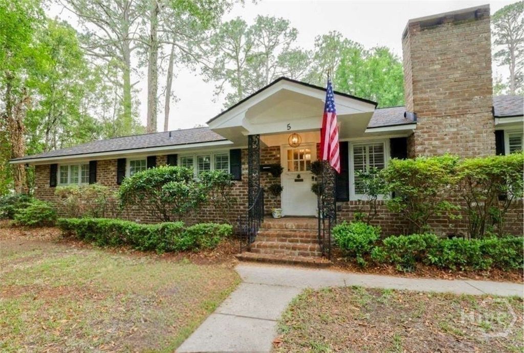 Image 3 of property listing at 5 Reynolds Circle, Savannah, GA 31405
