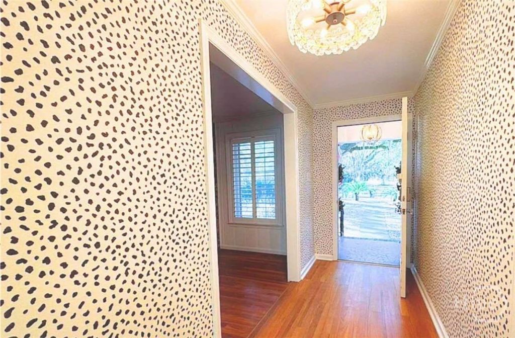 Image 4 of property listing at 5 Reynolds Circle, Savannah, GA 31405