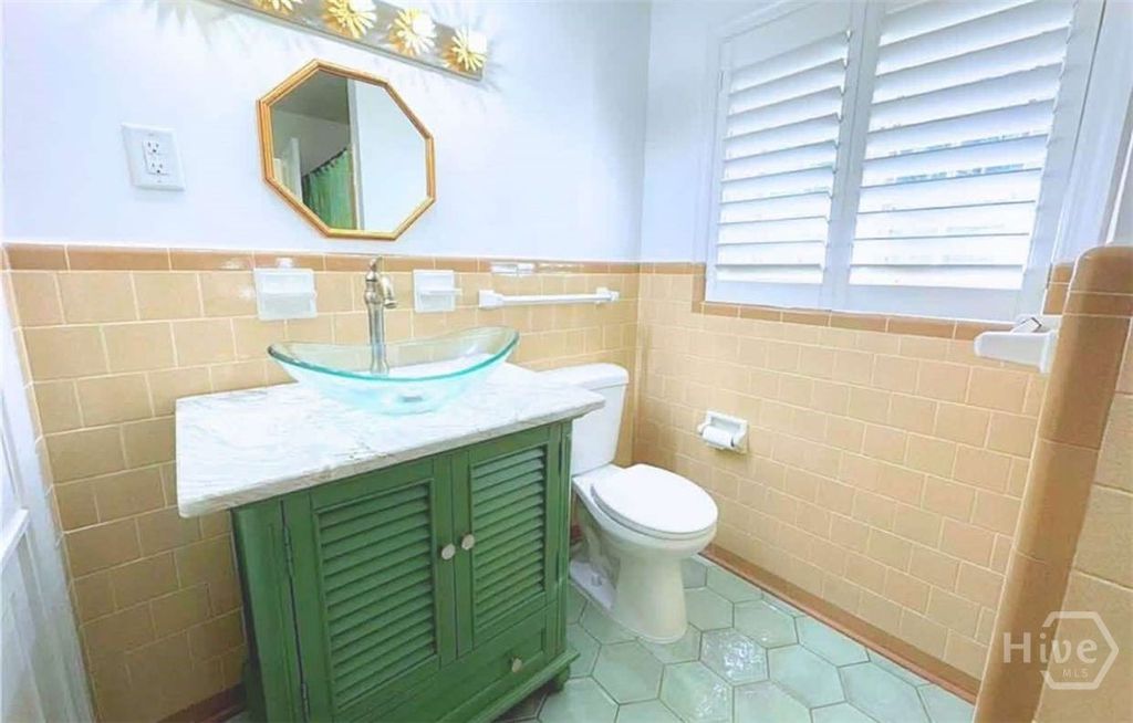 Image 9 of property listing at 5 Reynolds Circle, Savannah, GA 31405