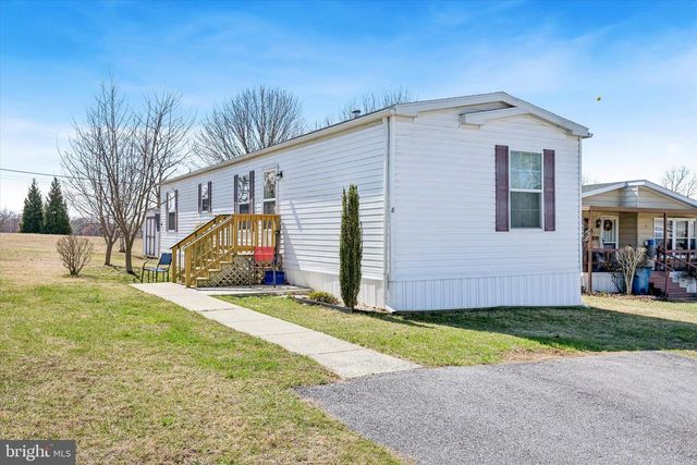 8 HILLTOP DR, West Grove, PA 19390