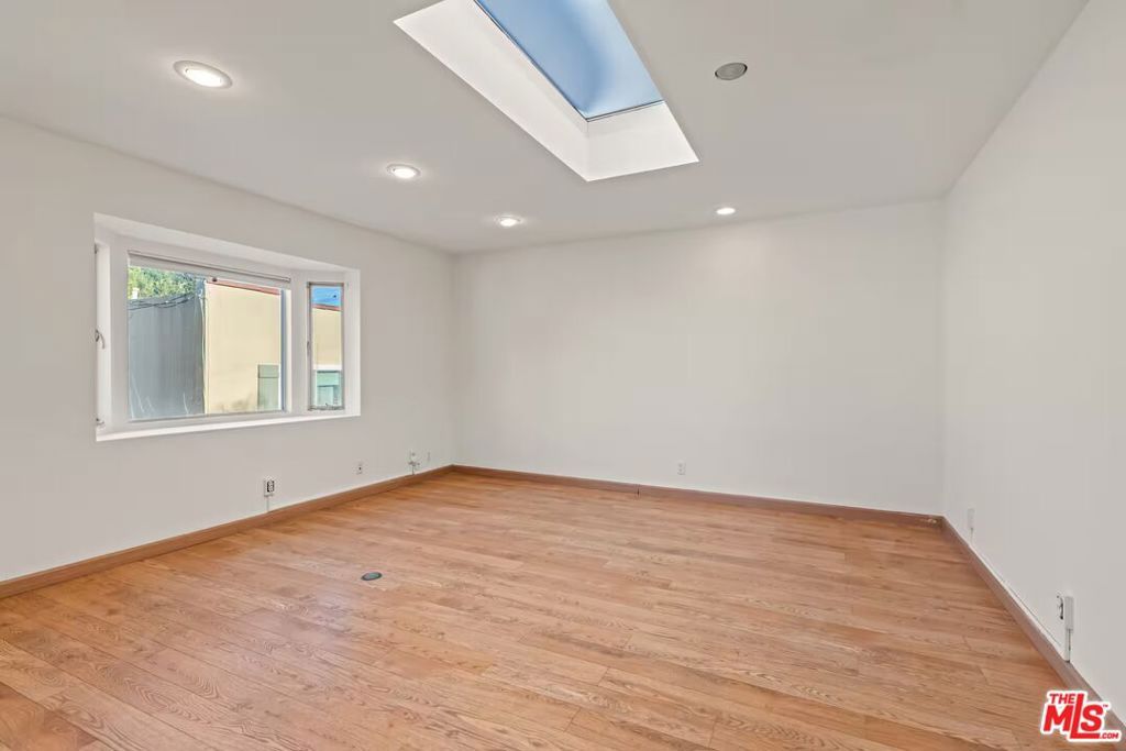 Image 15 of property listing at 2951 Lincoln Boulevard, Santa Monica, CA 90405