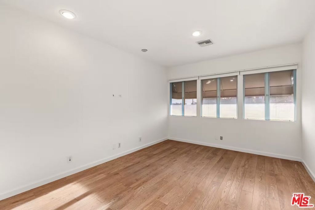 Image 18 of property listing at 2951 Lincoln Boulevard, Santa Monica, CA 90405