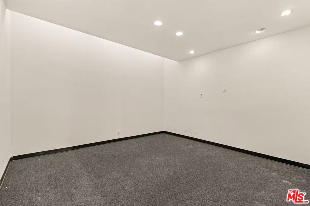 Image 25 of property listing at 2951 Lincoln Boulevard, Santa Monica, CA 90405