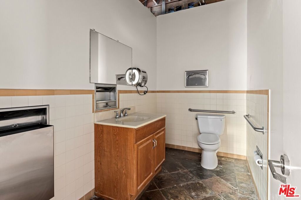 Image 30 of property listing at 2951 Lincoln Boulevard, Santa Monica, CA 90405