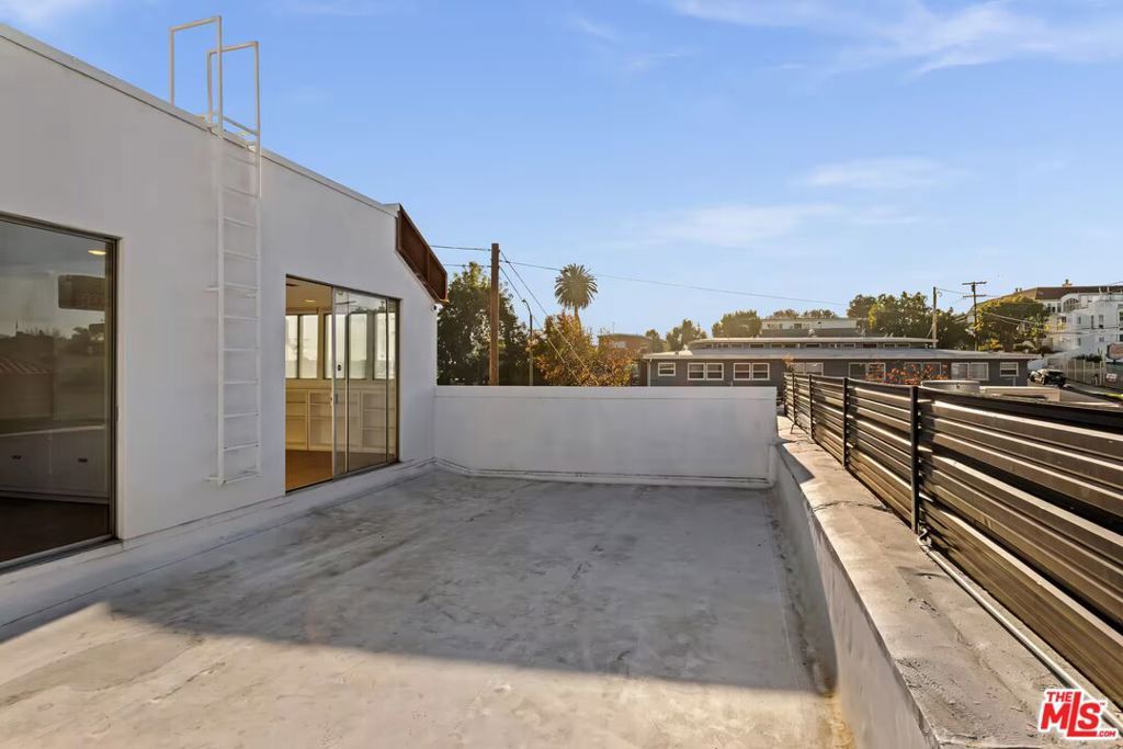 Image 5 of property listing at 2951 Lincoln Boulevard, Santa Monica, CA 90405