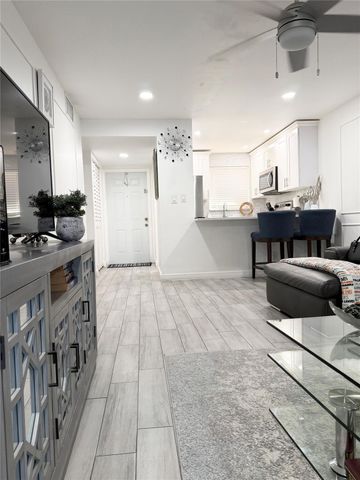 2950 W Sunrise Lks Dr 106, Sunrise, FL 33322