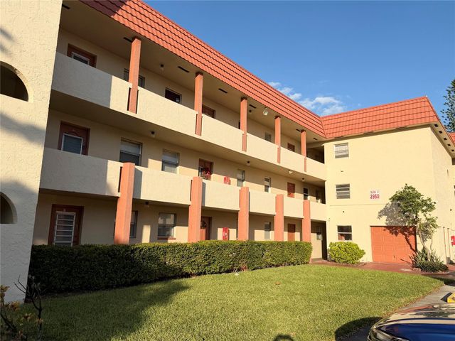 2950 W Sunrise Lks Dr 106, Sunrise, FL 33322