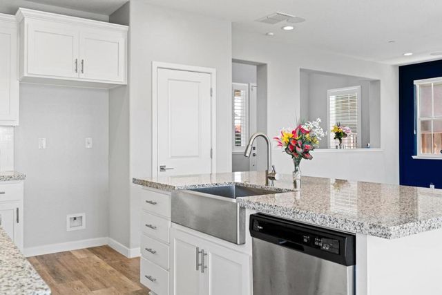 2360 Aerostar Way, Sacramento, CA 95834