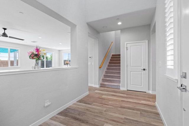 2360 Aerostar Way, Sacramento, CA 95834