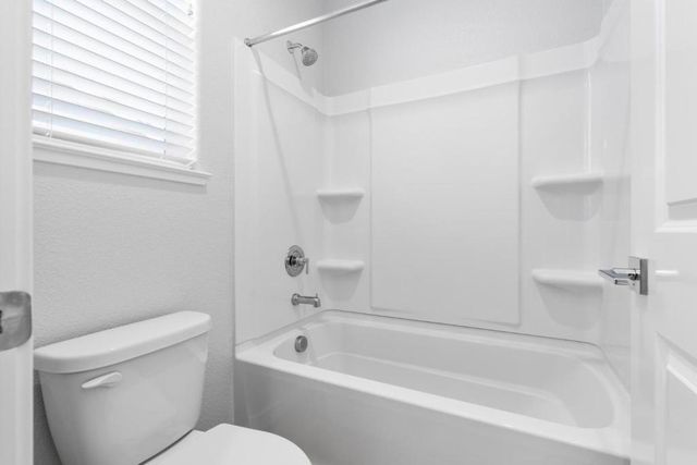 2360 Aerostar Way, Sacramento, CA 95834