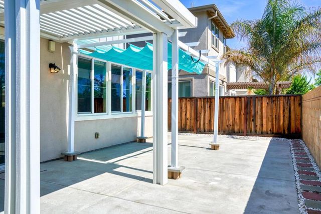 2360 Aerostar Way, Sacramento, CA 95834