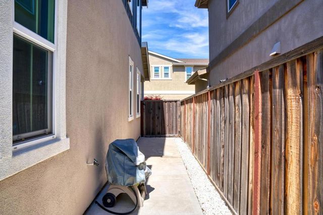 2360 Aerostar Way, Sacramento, CA 95834