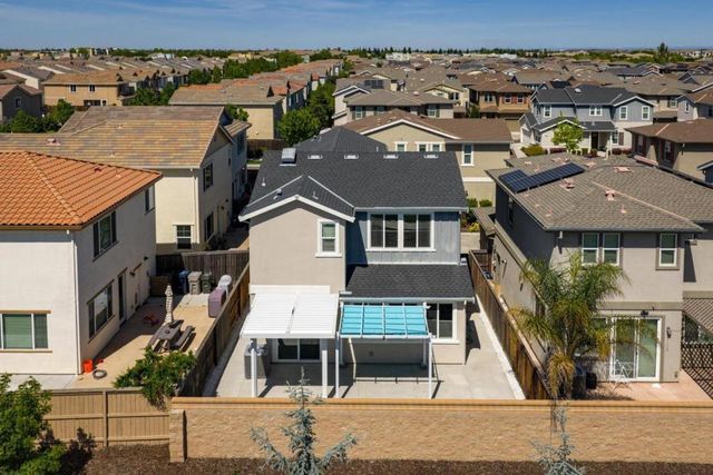2360 Aerostar Way, Sacramento, CA 95834