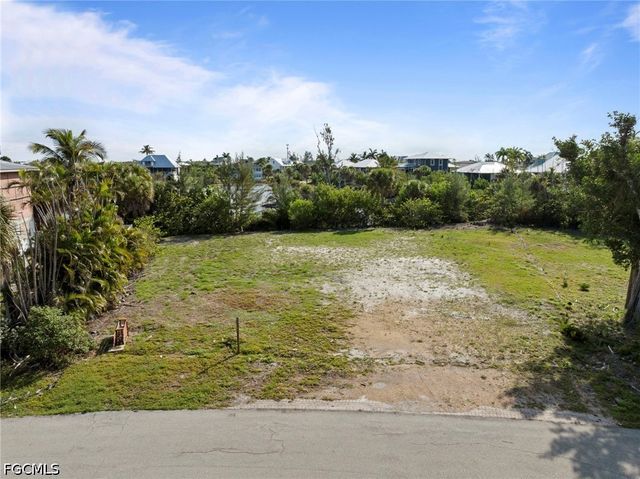 572 Chert CT, Sanibel, FL 33957
