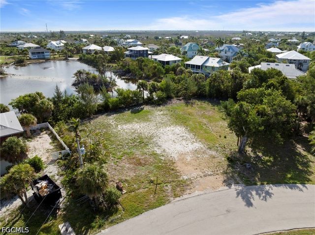 572 Chert CT, Sanibel, FL 33957