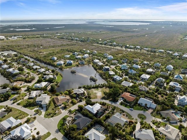 572 Chert CT, Sanibel, FL 33957