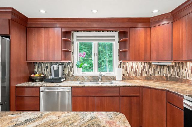 20 Partridge Lane, Londonderry, NH 03053