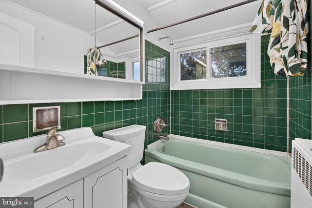 10 INDIAN RED RD, Levittown, PA 19057
