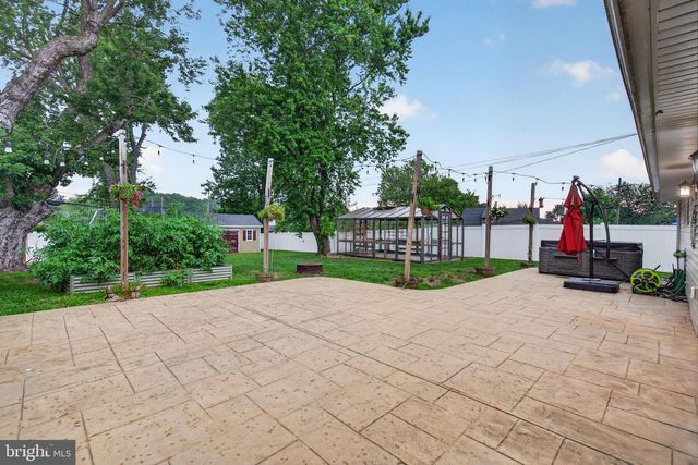 10 INDIAN RED RD, Levittown, PA 19057