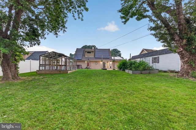 10 INDIAN RED RD, Levittown, PA 19057