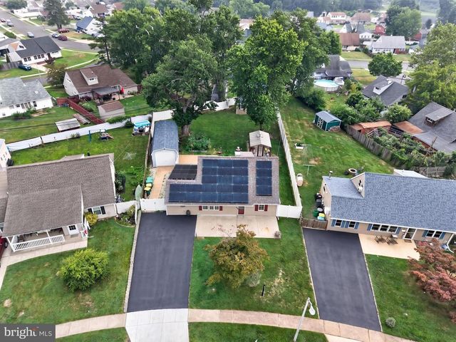 10 INDIAN RED RD, Levittown, PA 19057