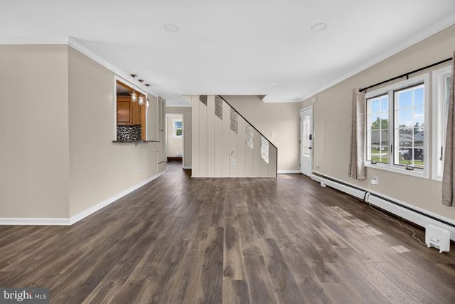 10 INDIAN RED RD, Levittown, PA 19057